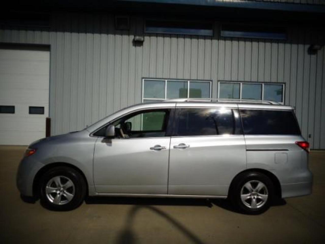 2013 Nissan Quest 4dr Photo2