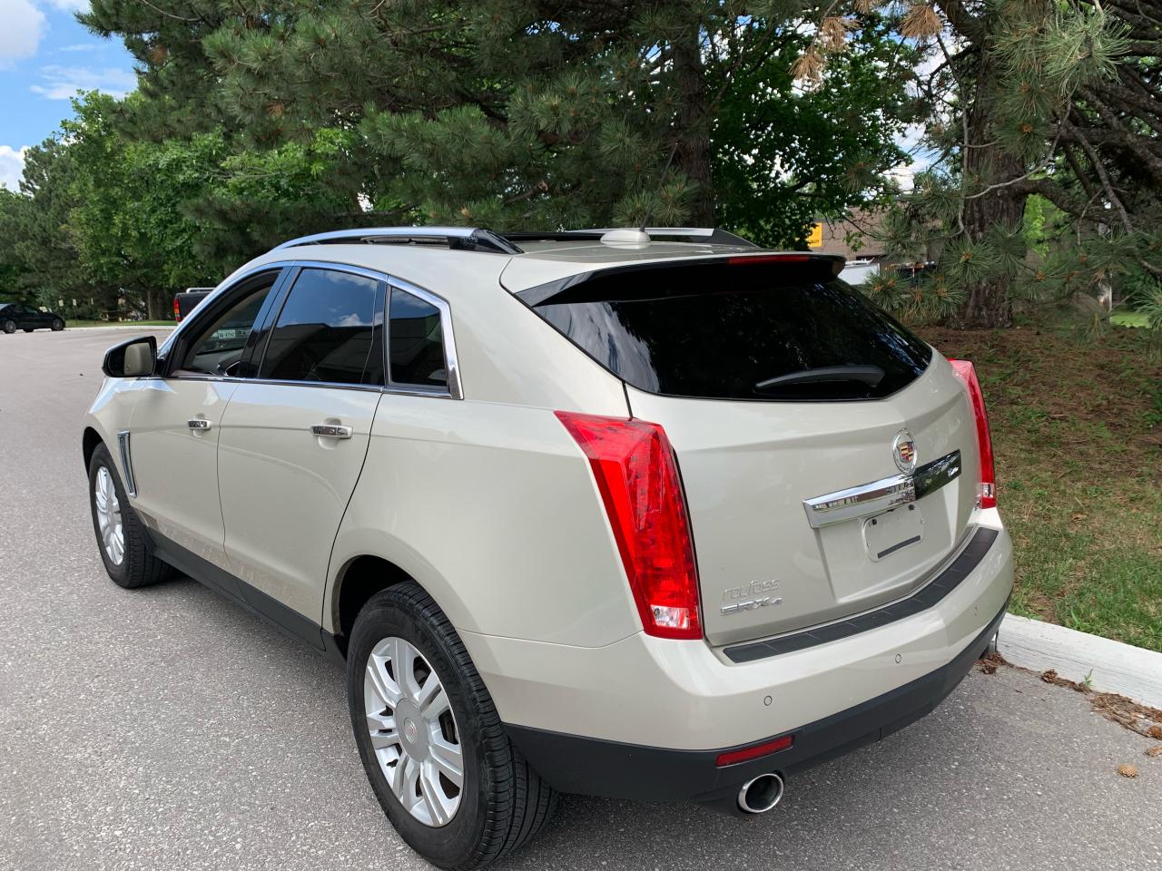 2015 Cadillac SRX LUXURY-ONLY 31,474 KMS!! 1 SENIOR OWNER! NO CLAIMS Photo2