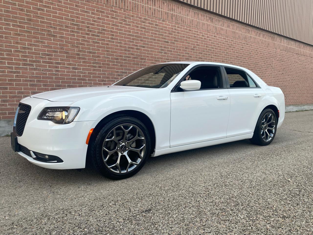 2018 Chrysler 300 300S Photo2