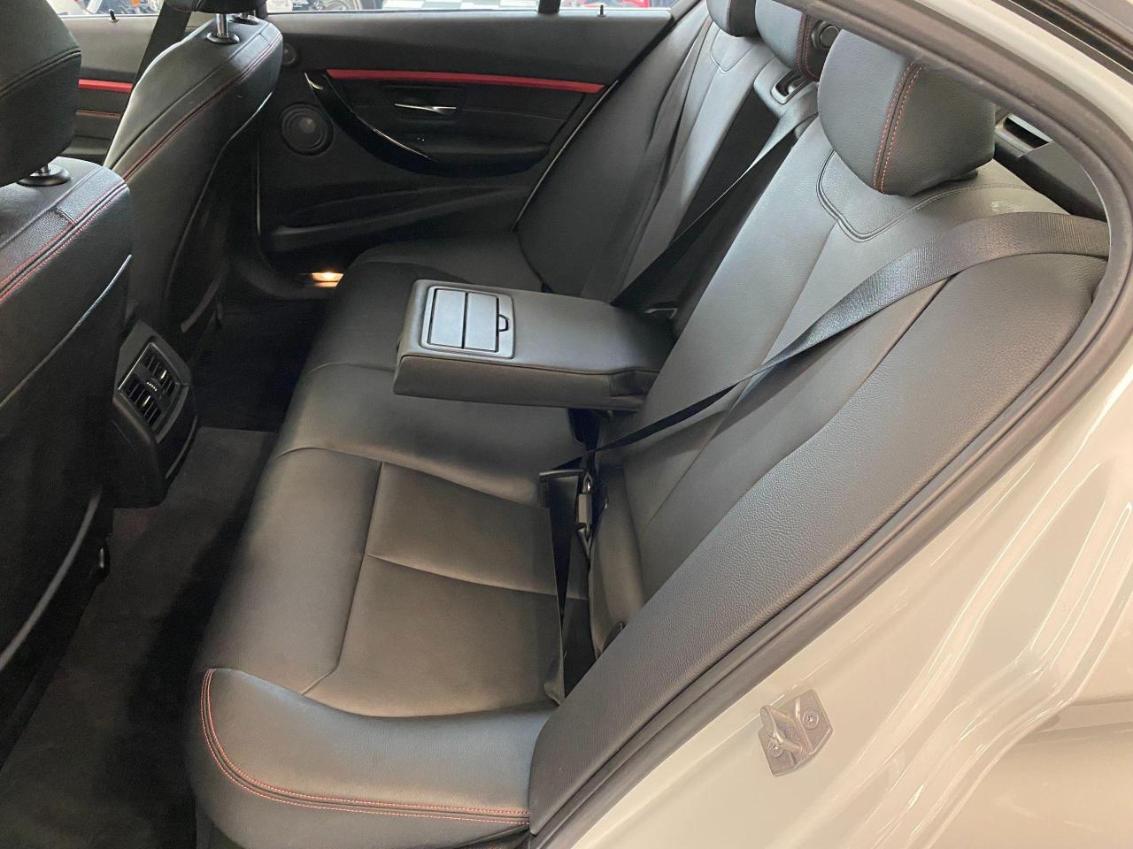 2017 BMW 3 Series 320i xDrive+ApplePlay+Camera+Sensors+CLEAN CARFAX - Photo #24