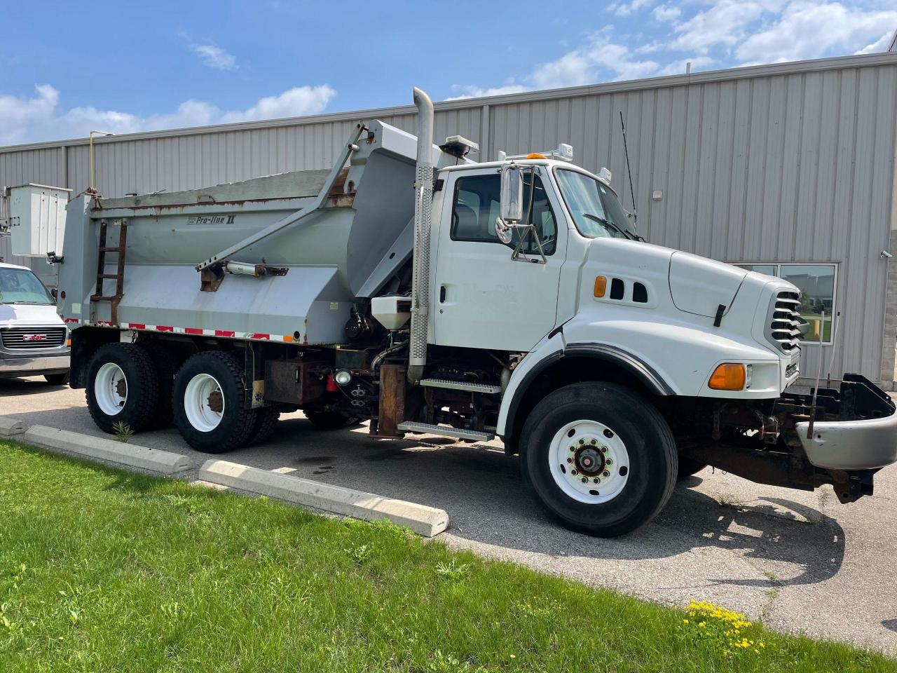 2007 Sterling 9500 TANDEM DUMP TRUCK - Photo #3