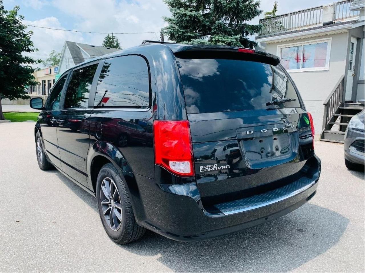 2017 Dodge Grand Caravan SXT Premium Plus, DVD, NAV, Photo2