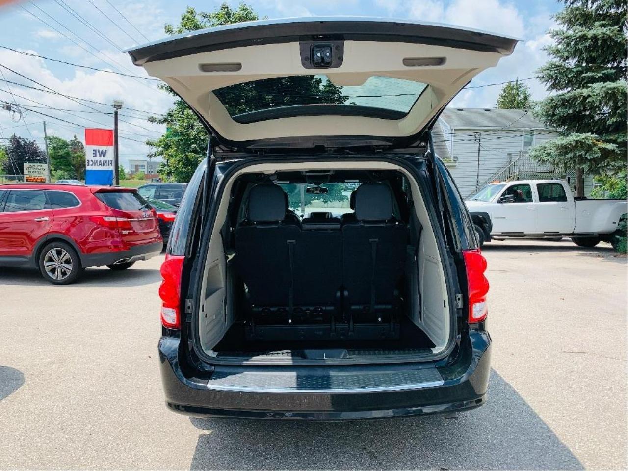 2017 Dodge Grand Caravan SXT Premium Plus, DVD, NAV, Photo4