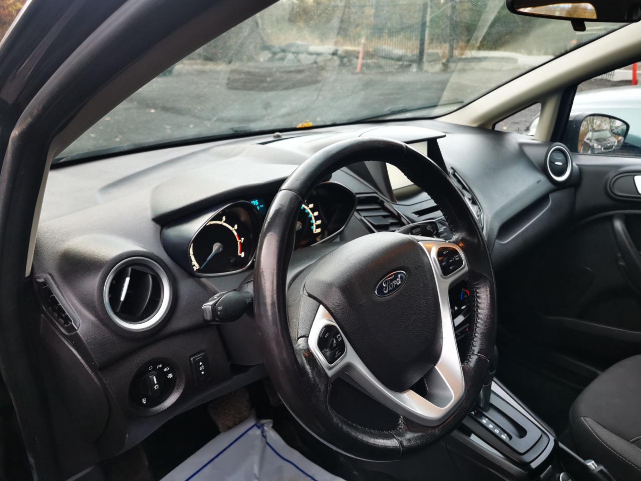 2014 Ford Fiesta SE - Photo #5