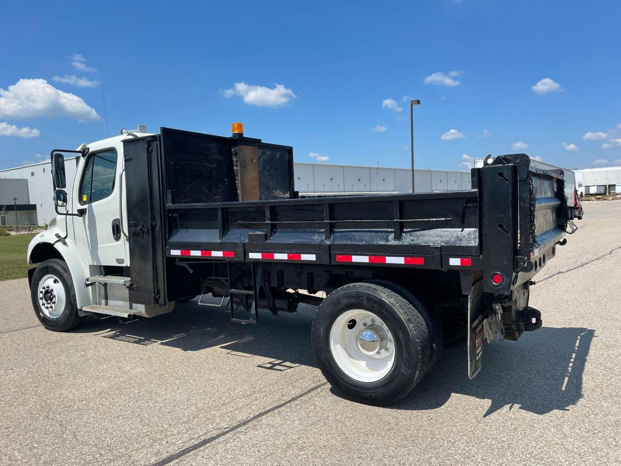 2010 Freightliner M2 SINGLE AXLE DUMP TRUCK - Photo #3