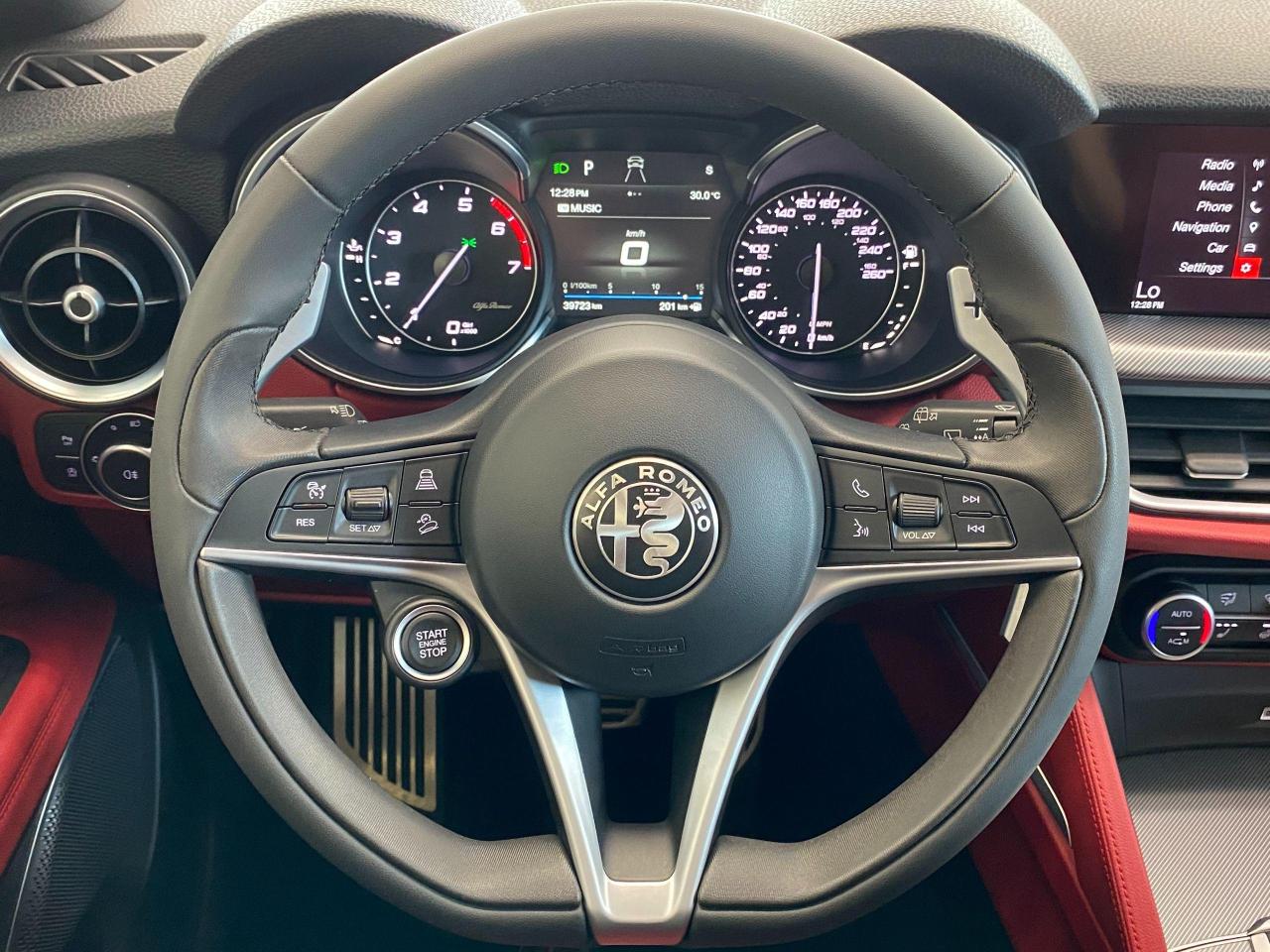 2018 Alfa Romeo Stelvio Ti Sport AWD+Assist PKG2+Roof+GPS+CLEAN CARFAX - Photo #9