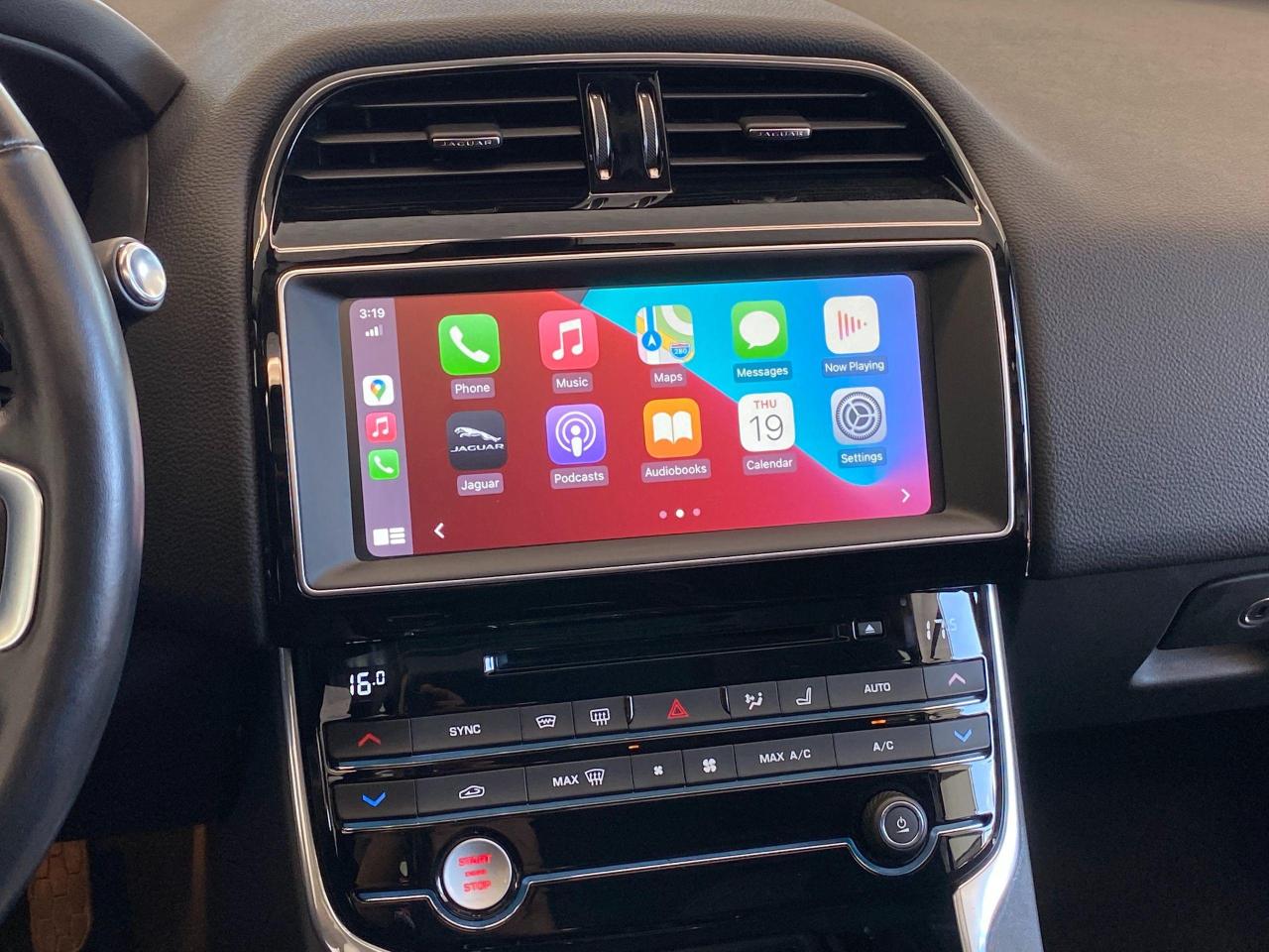 2018 Jaguar XE Prestige AWD+Apple Play+Cooled Seats+CLEAN CARFAX - Photo #10