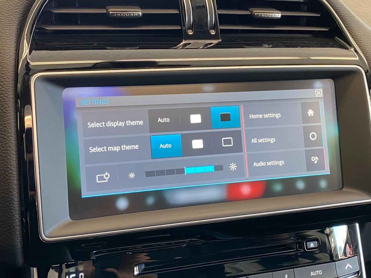 2018 Jaguar XE Prestige AWD+Apple Play+Cooled Seats+CLEAN CARFAX - Photo #36