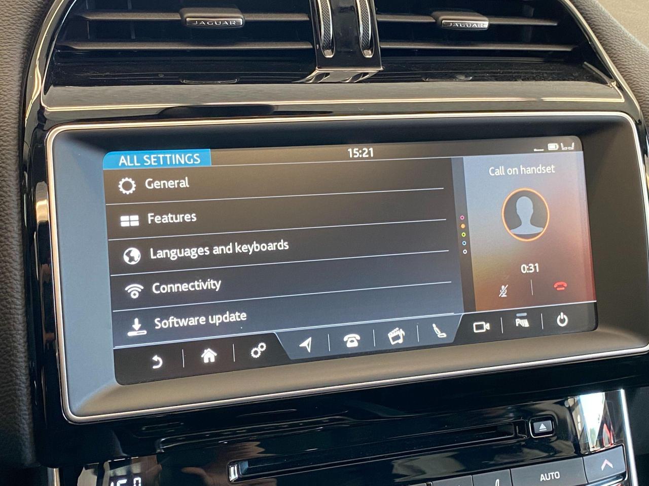 2018 Jaguar XE Prestige AWD+Apple Play+Cooled Seats+CLEAN CARFAX - Photo #37