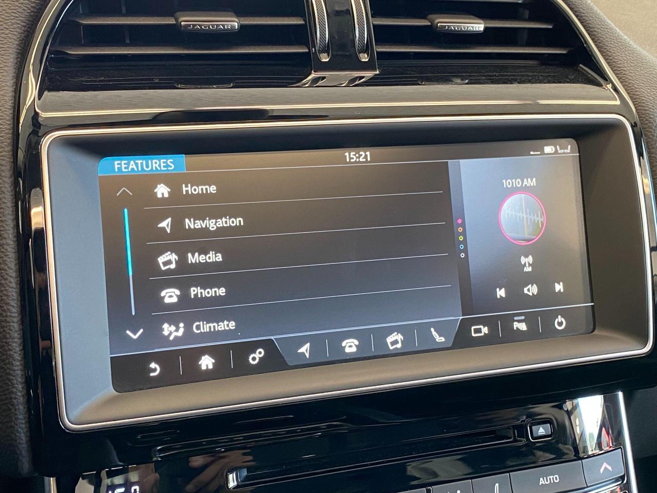 2018 Jaguar XE Prestige AWD+Apple Play+Cooled Seats+CLEAN CARFAX - Photo #38