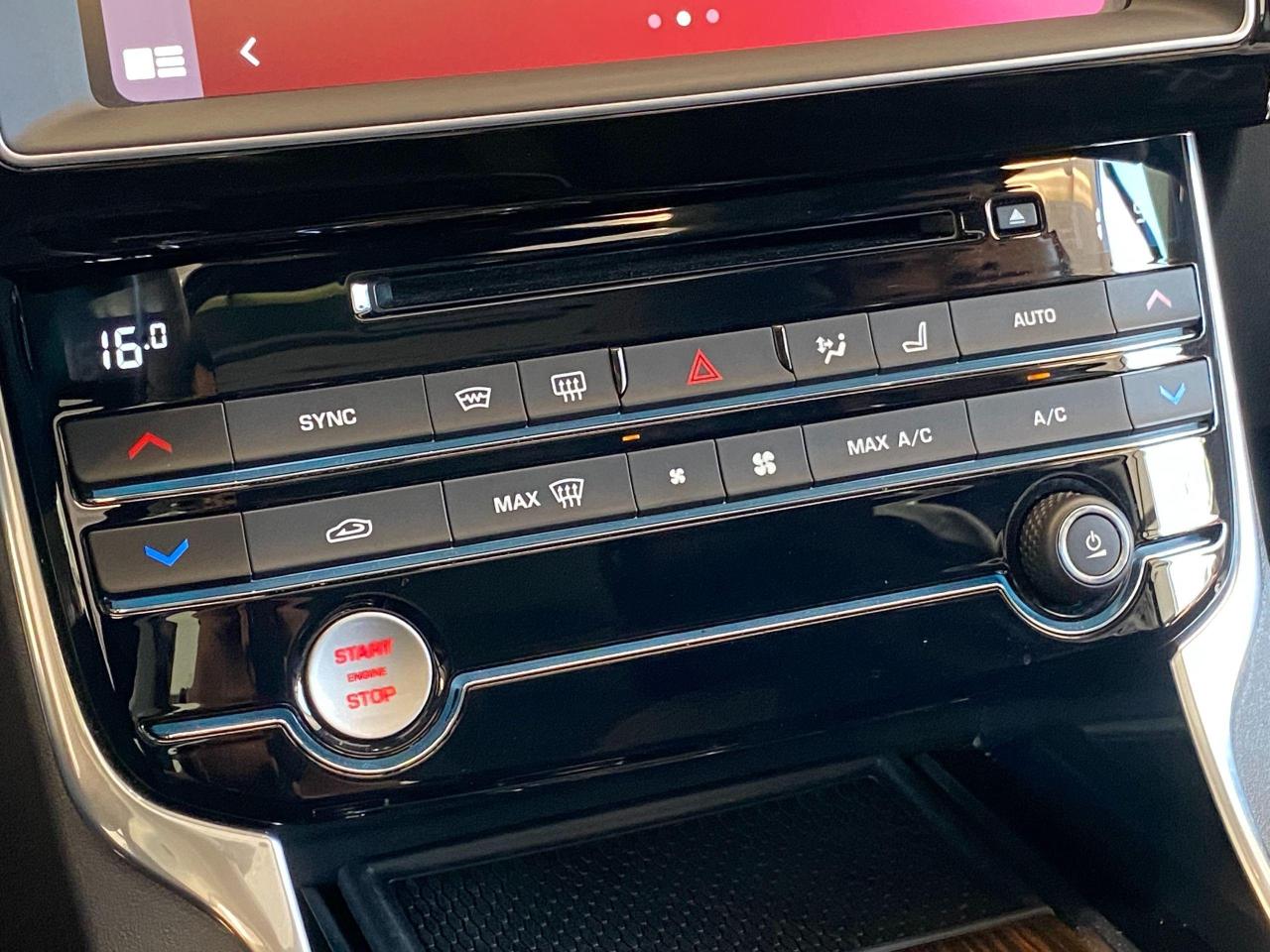 2018 Jaguar XE Prestige AWD+Apple Play+Cooled Seats+CLEAN CARFAX - Photo #39