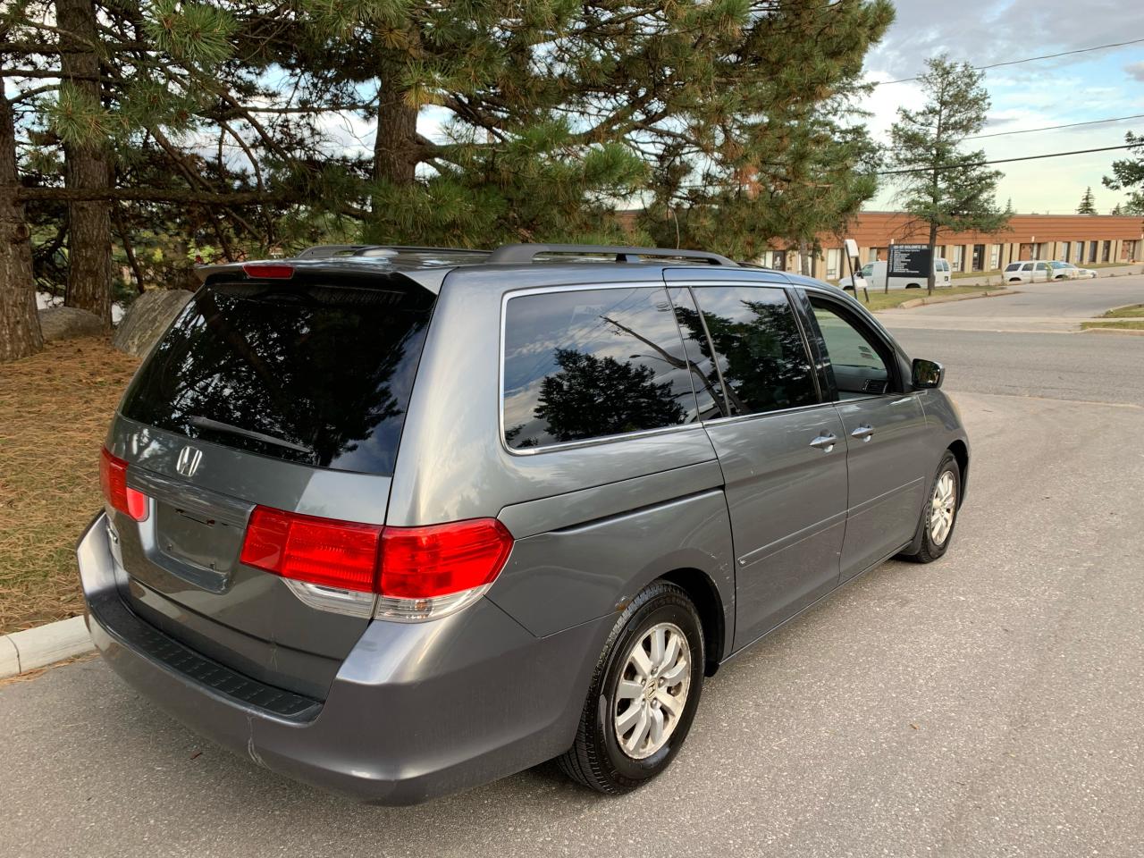 2009 Honda Odyssey EX-L-RES DVD/LEATHER/MOONROOF - Photo #2