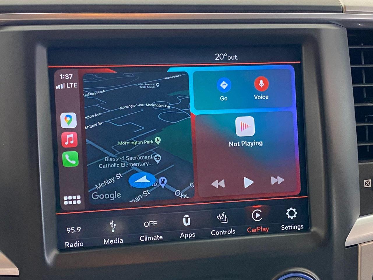 2018 RAM 1500 SLT 5.7L V8 HEMI 4x4 CREW+ApplePlay+CLEAN CARFAX Photo32