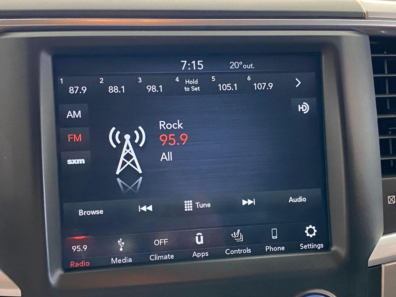 2018 RAM 1500 SLT 5.7L V8 HEMI 4x4 CREW+ApplePlay+CLEAN CARFAX - Photo #34