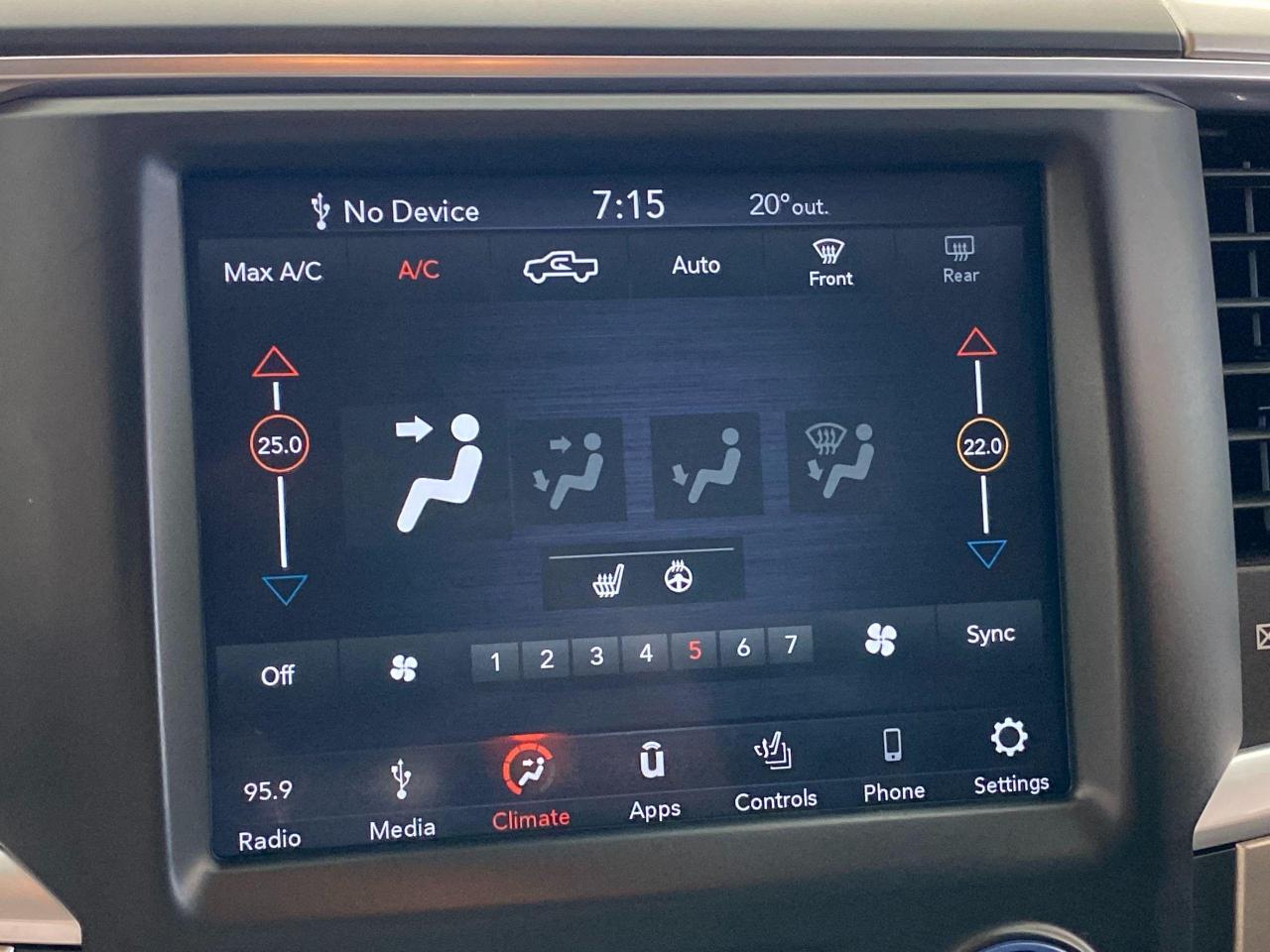 2018 RAM 1500 SLT 5.7L V8 HEMI 4x4 CREW+ApplePlay+CLEAN CARFAX Photo35