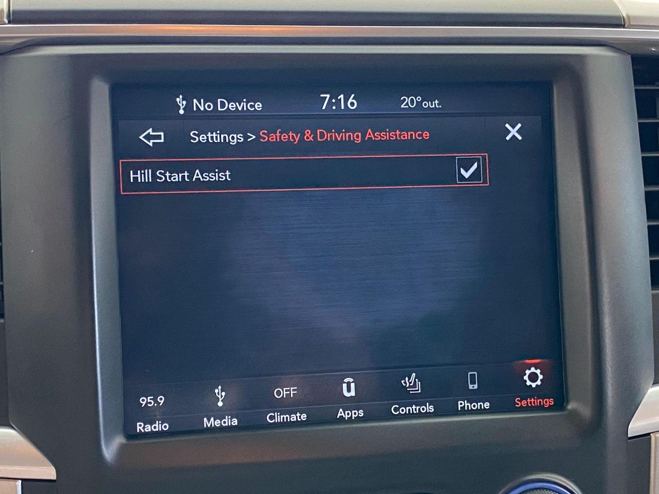 2018 RAM 1500 SLT 5.7L V8 HEMI 4x4 CREW+ApplePlay+CLEAN CARFAX Photo39