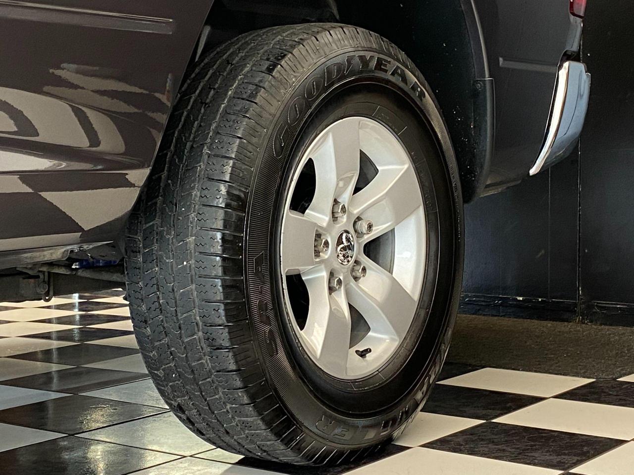 2018 RAM 1500 SLT 5.7L V8 HEMI 4x4 CREW+ApplePlay+CLEAN CARFAX Photo60