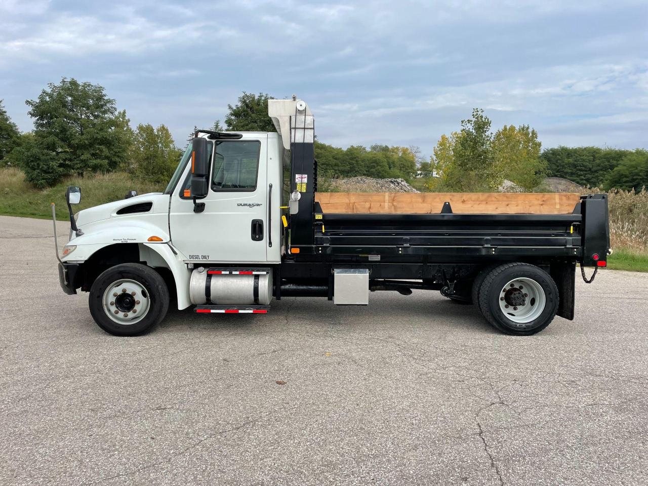 2014 International 4300 HYDRAULIC BRAKE DUMP TRUCK - Photo #2