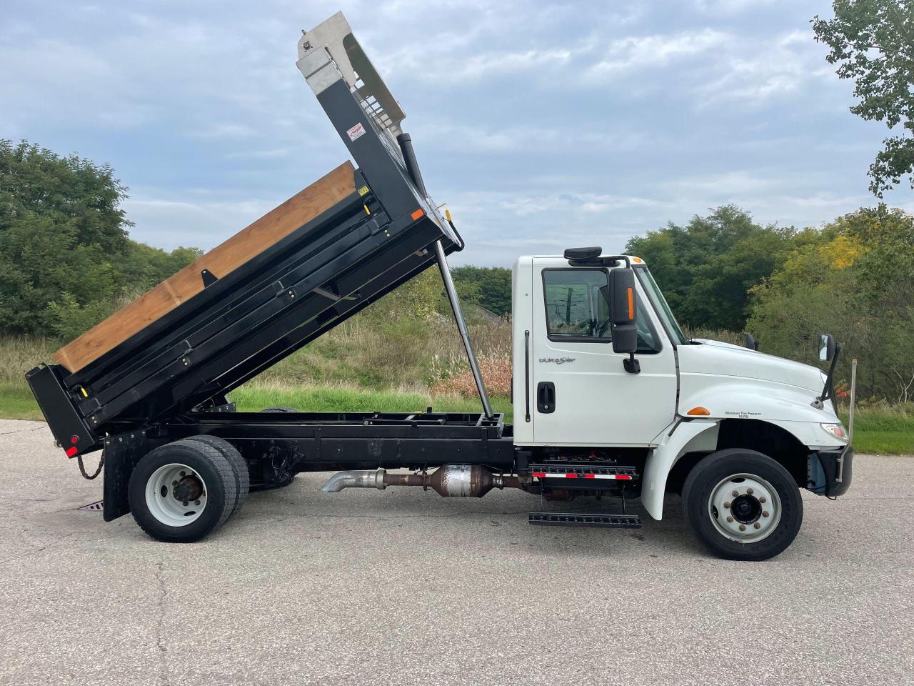 2014 International 4300 HYDRAULIC BRAKE DUMP TRUCK - Photo #6