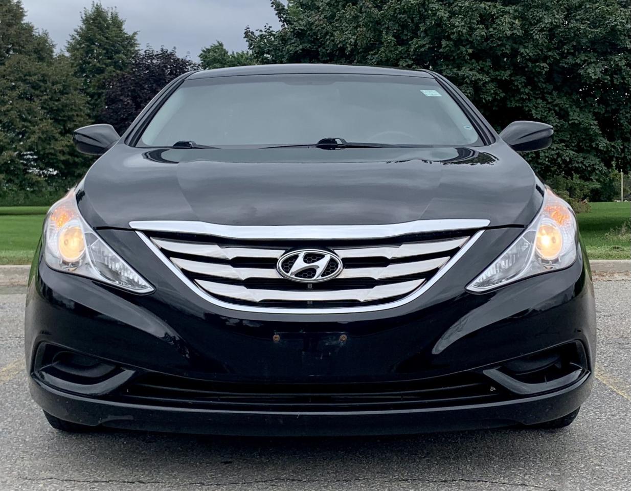 2011 Hyundai Sonata GL Photo2