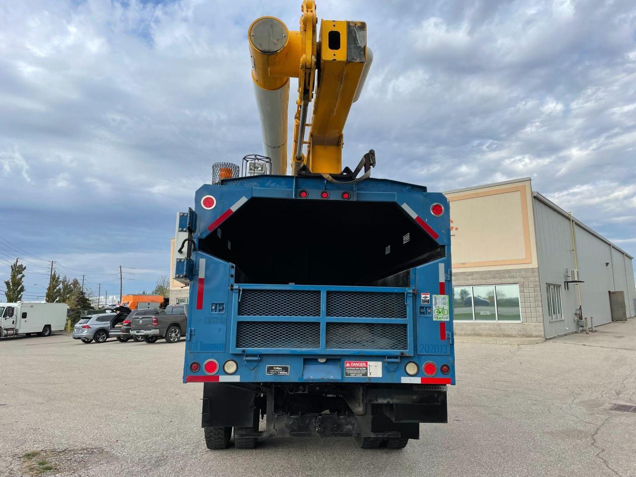 2007 International 4200 CHIPPER BUCKET TRUCK WITH ALTEC LVR 55 - Photo #7