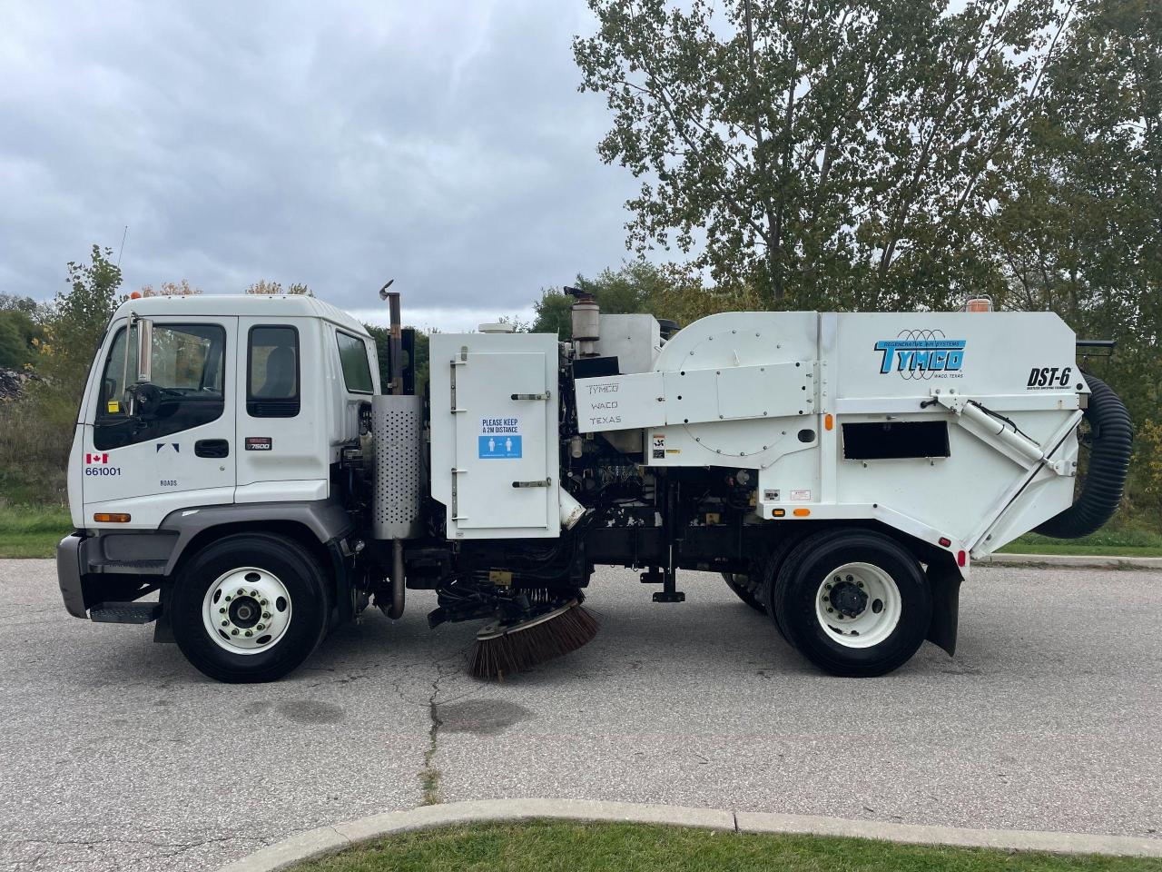 2009 GMC T7500 SWEEPER - Photo #2