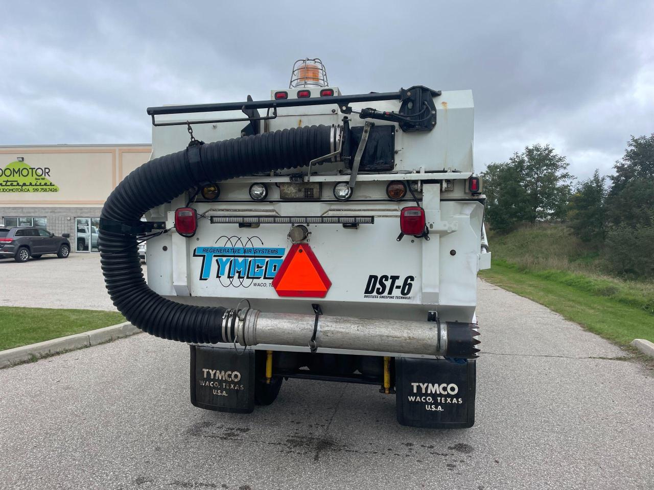 2009 GMC T7500 SWEEPER - Photo #4