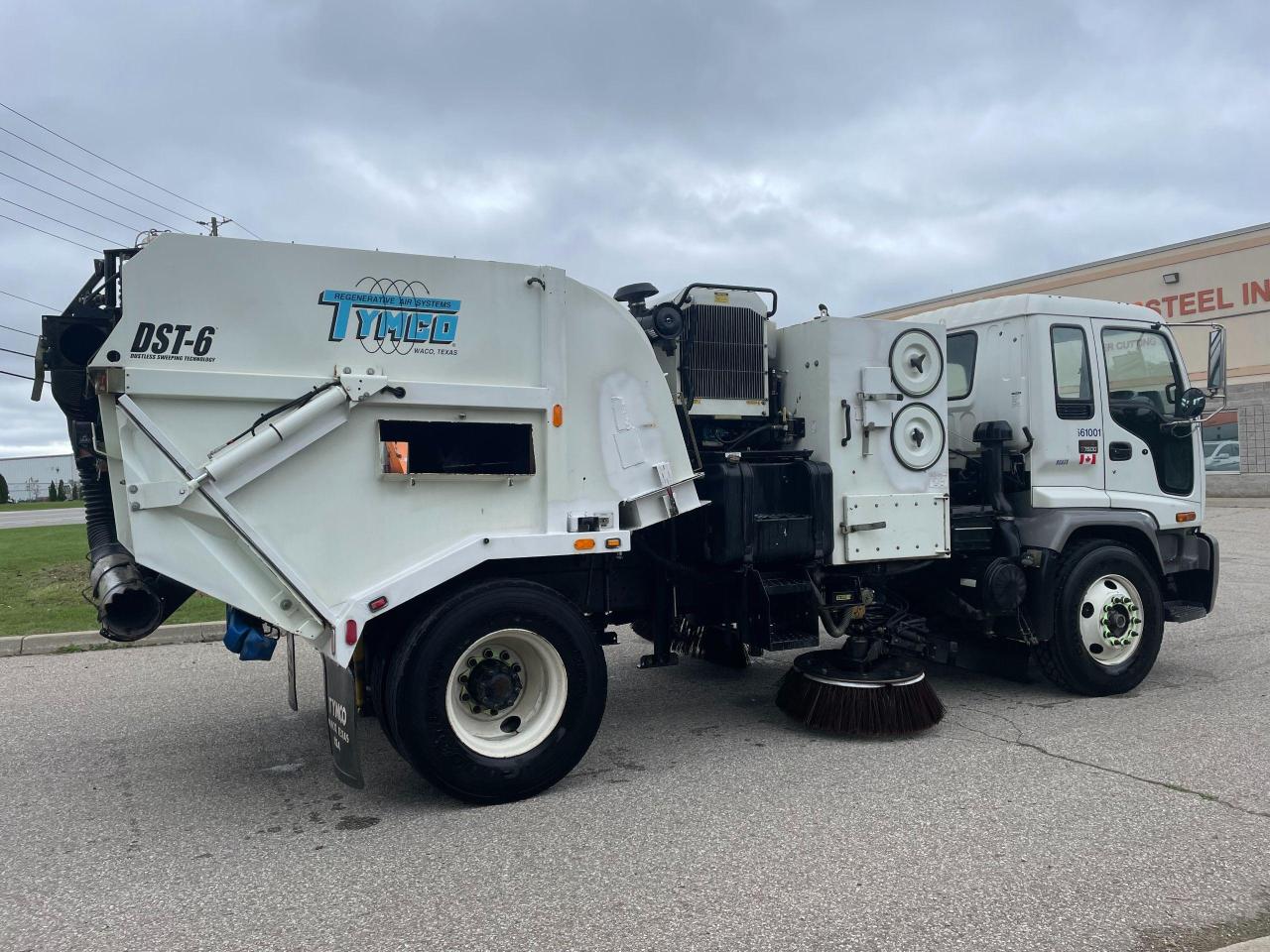 2009 GMC T7500 SWEEPER - Photo #8