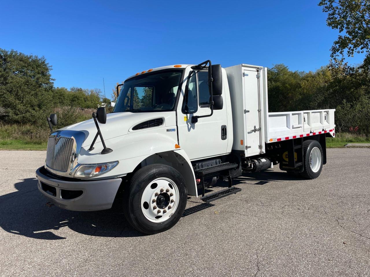 2015 International 4300 HYDRAULIC BRAKE DUMP TRUCK - Photo #1
