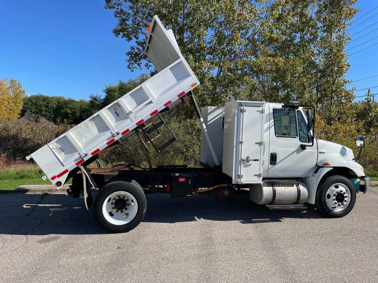 2015 International 4300 HYDRAULIC BRAKE DUMP TRUCK - Photo #8