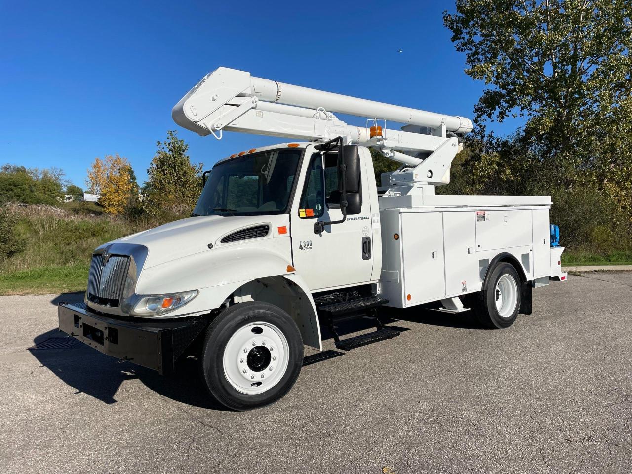 2007 International 4300 HYDRAULIC BRAKE BUCKET TRUCK - Photo #1