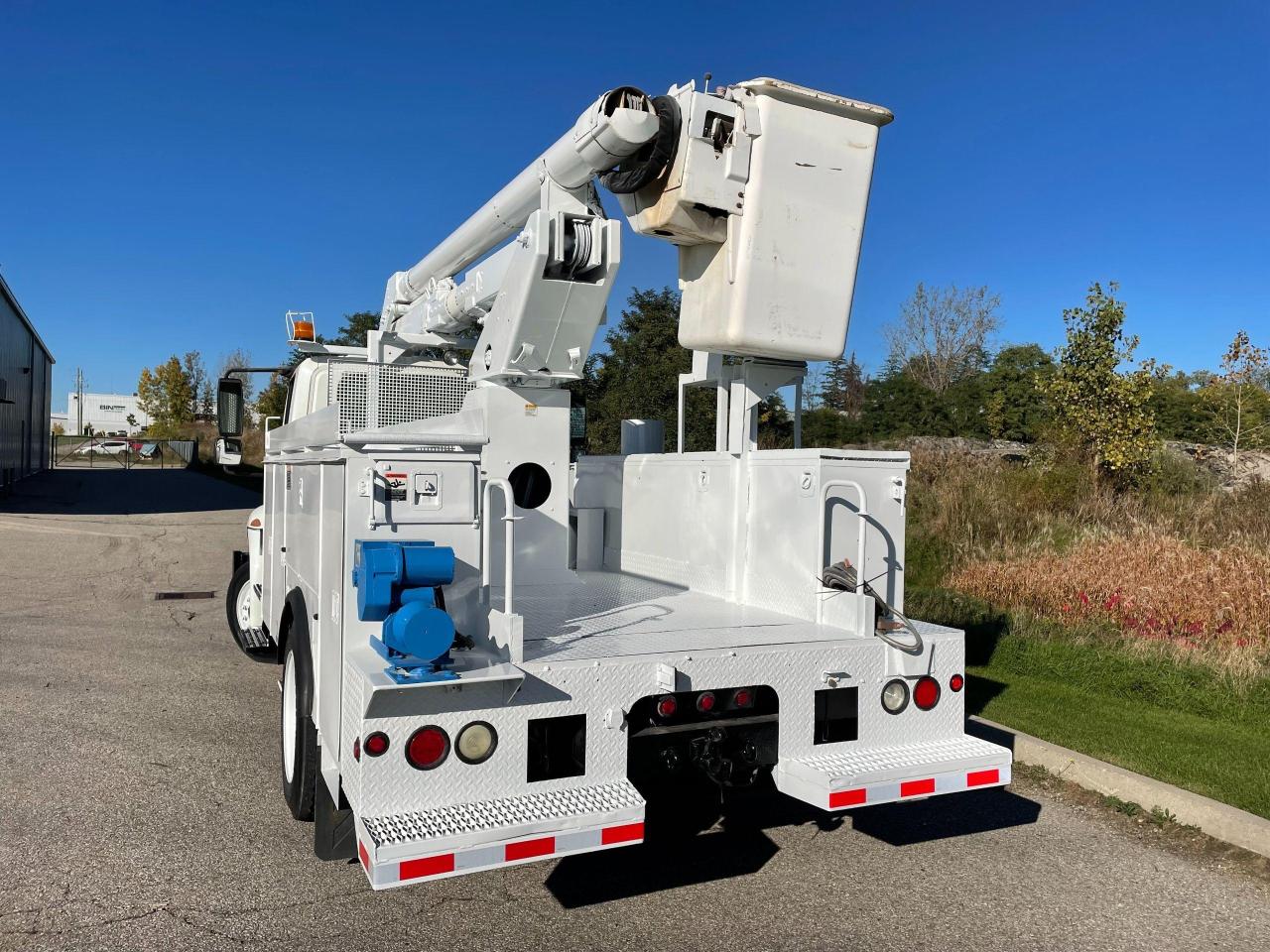 2007 International 4300 HYDRAULIC BRAKE BUCKET TRUCK - Photo #7