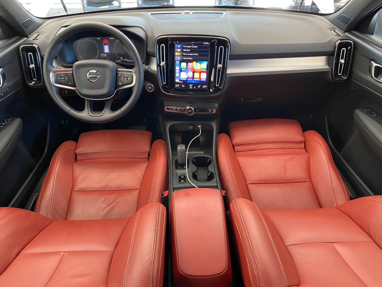 2020 Volvo XC40 Momentum+Red Leather+Lane Keep+CLEAN CARFAX - Photo #8