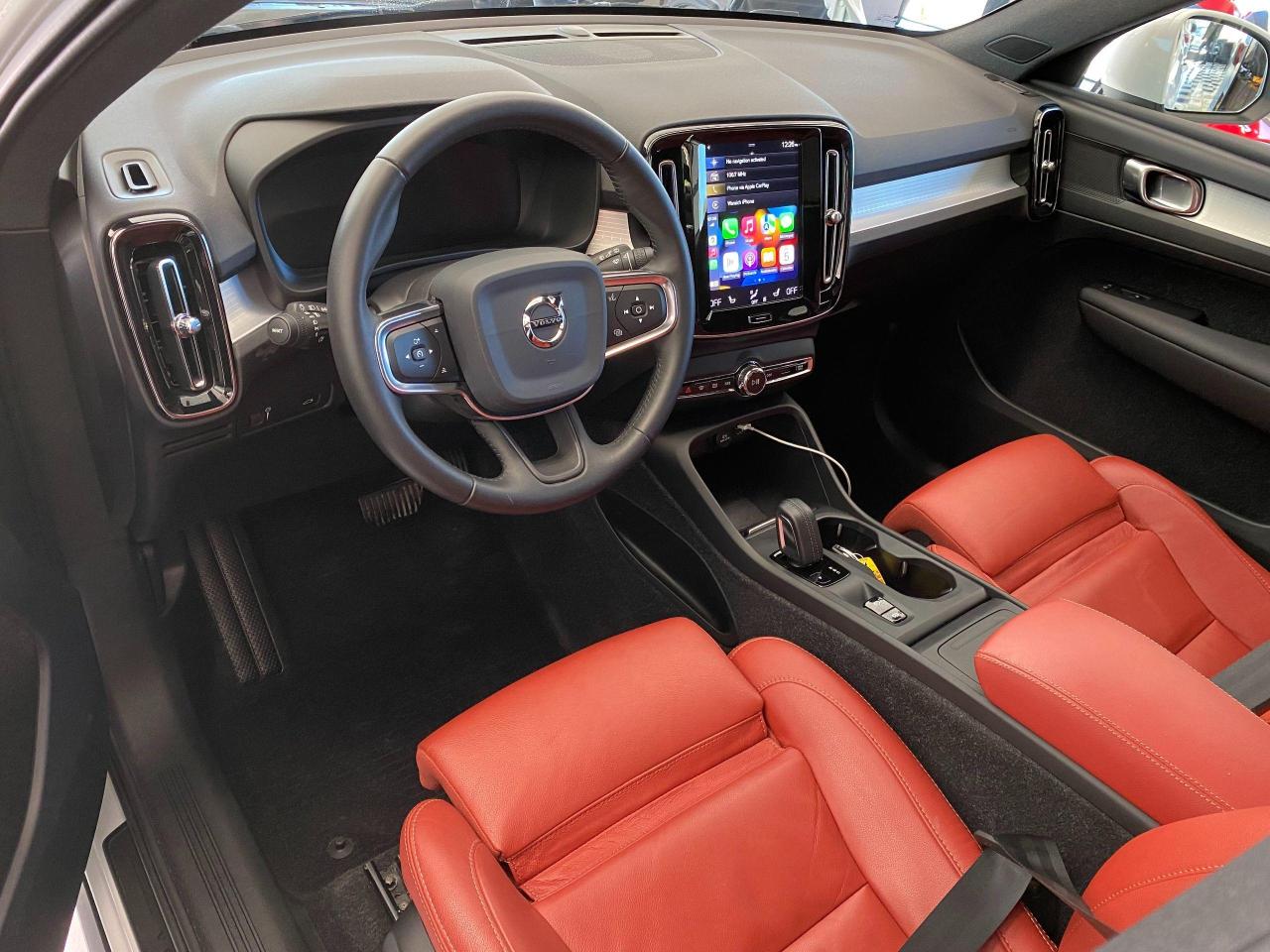 2020 Volvo XC40 Momentum+Red Leather+Lane Keep+CLEAN CARFAX - Photo #18
