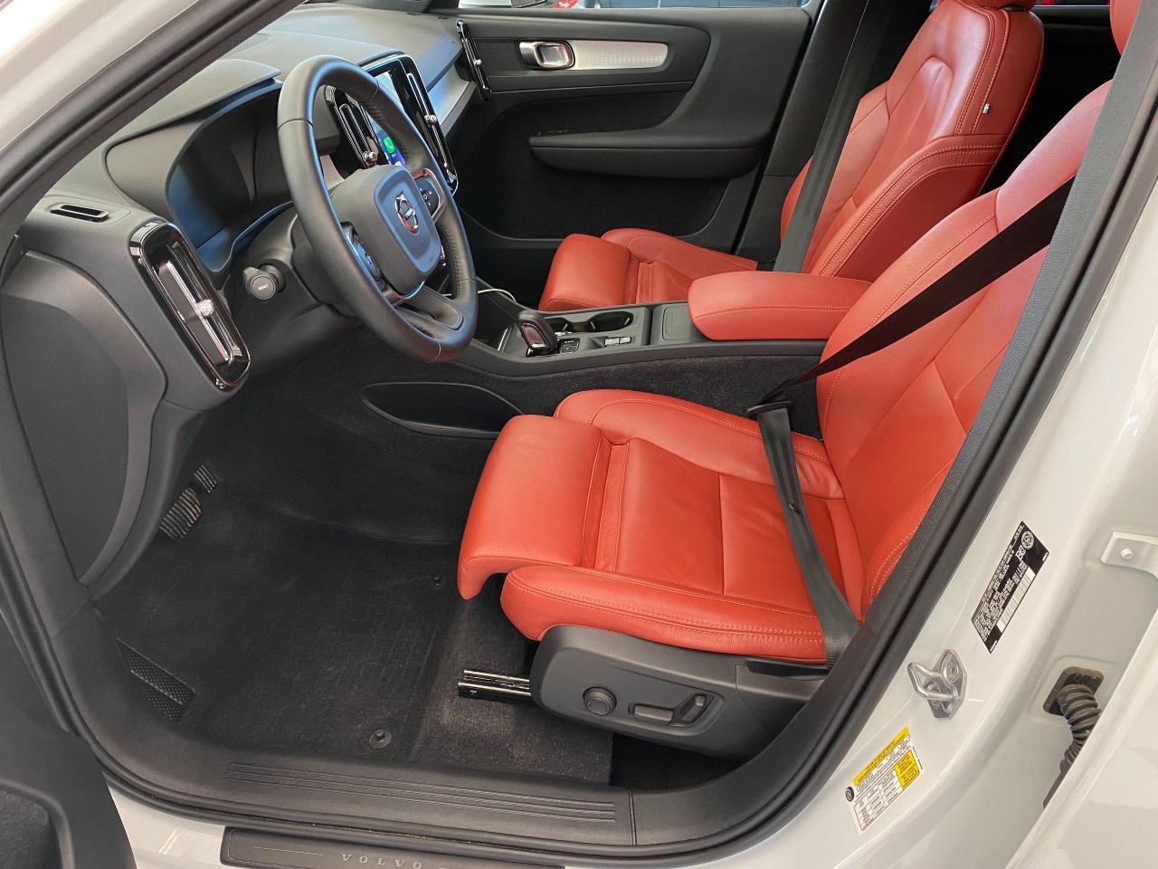 2020 Volvo XC40 Momentum+Red Leather+Lane Keep+CLEAN CARFAX - Photo #19
