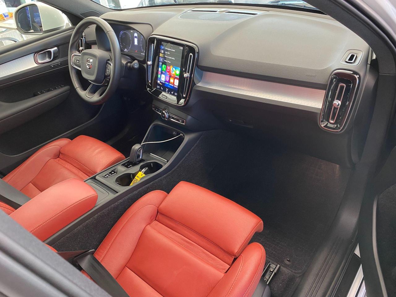 2020 Volvo XC40 Momentum+Red Leather+Lane Keep+CLEAN CARFAX - Photo #21
