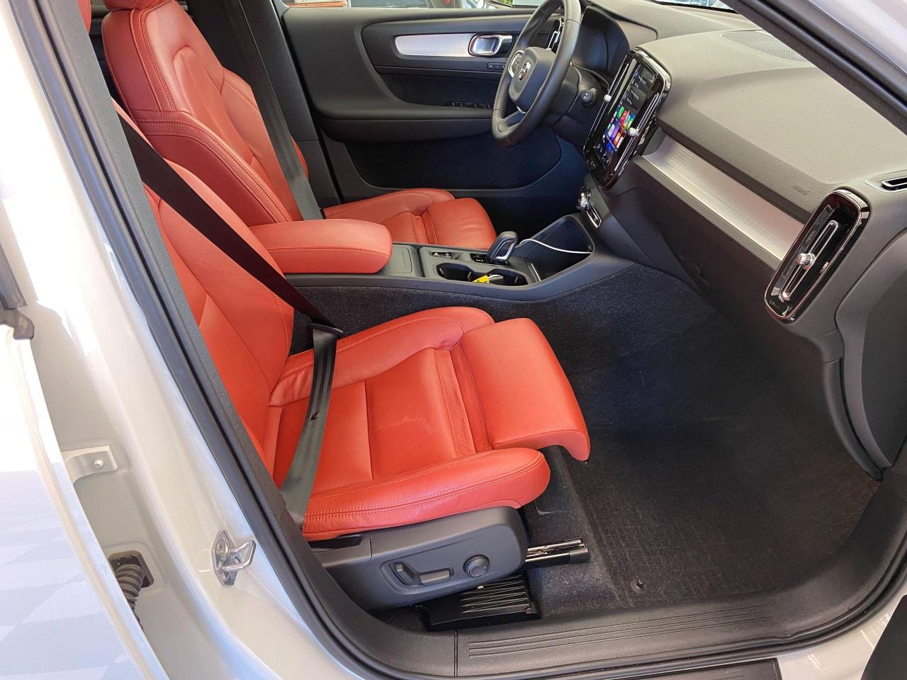 2020 Volvo XC40 Momentum+Red Leather+Lane Keep+CLEAN CARFAX - Photo #22