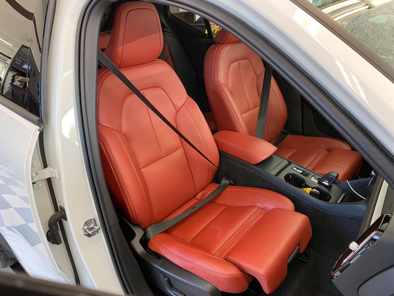 2020 Volvo XC40 Momentum+Red Leather+Lane Keep+CLEAN CARFAX - Photo #23