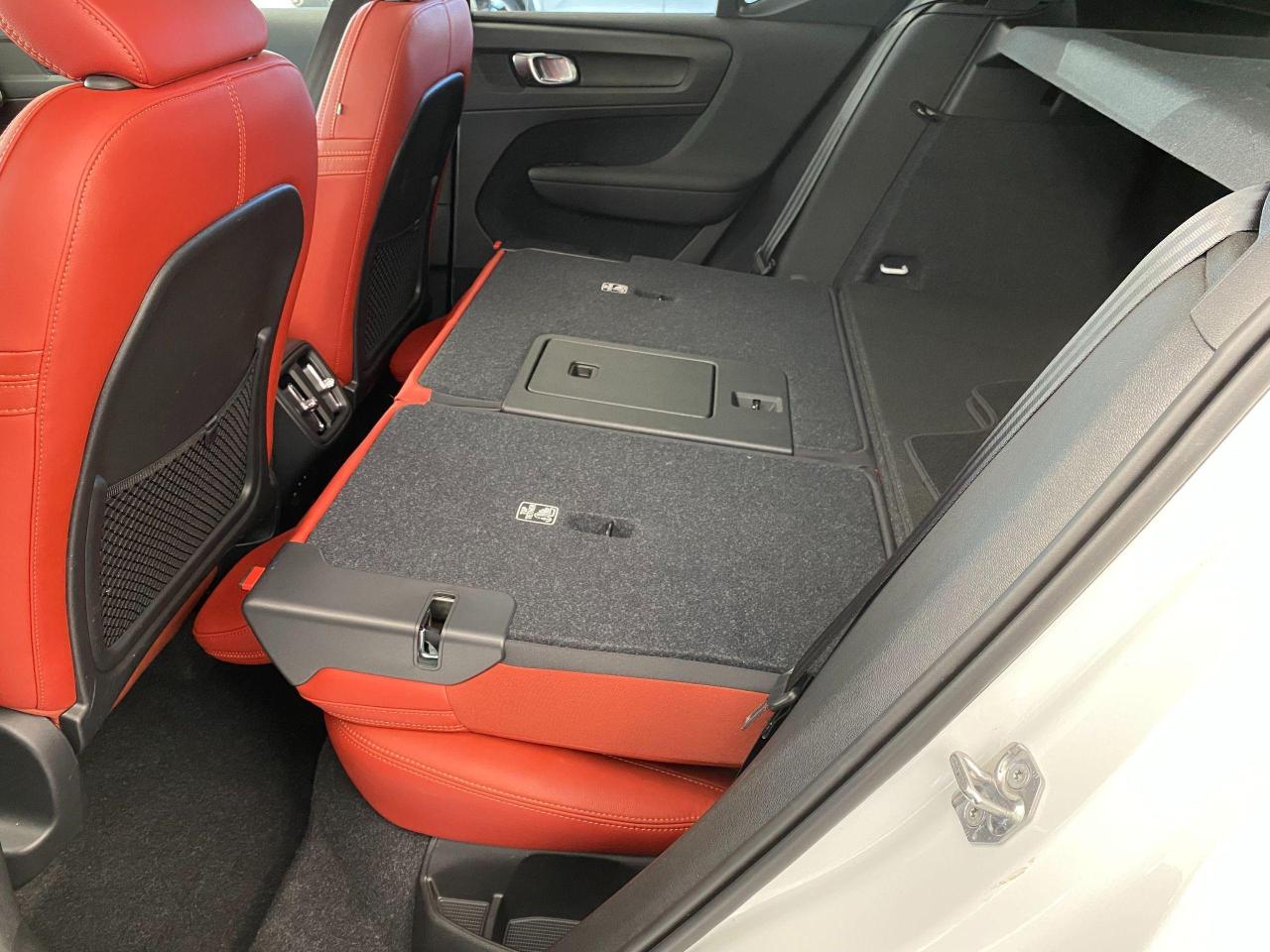 2020 Volvo XC40 Momentum+Red Leather+Lane Keep+CLEAN CARFAX - Photo #26