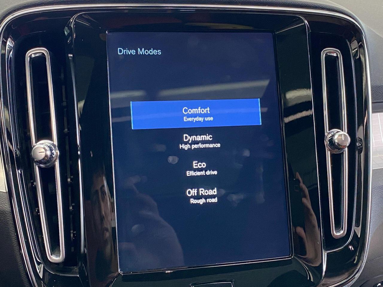 2020 Volvo XC40 Momentum+Red Leather+Lane Keep+CLEAN CARFAX - Photo #38