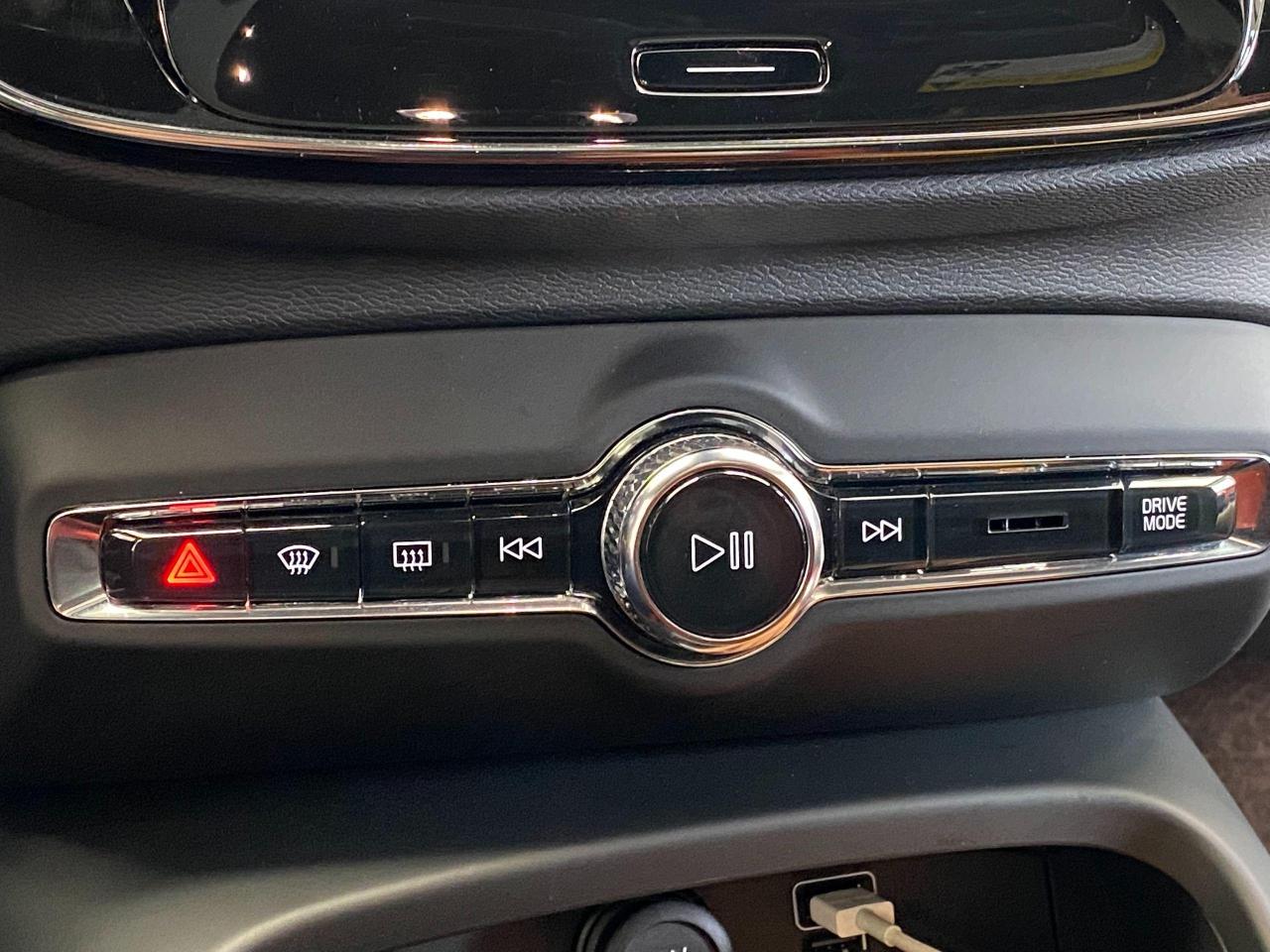 2020 Volvo XC40 Momentum+Red Leather+Lane Keep+CLEAN CARFAX - Photo #43