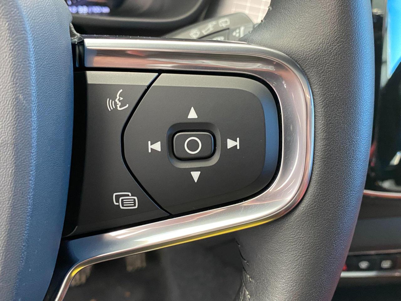 2020 Volvo XC40 Momentum+Red Leather+Lane Keep+CLEAN CARFAX - Photo #56