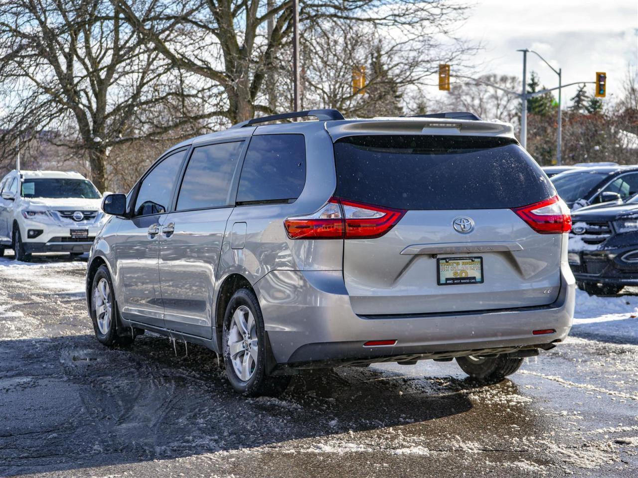 2017 Toyota Sienna LE | NO ACCIDENTS | 8 PASS | UPGRADED RADIO Photo