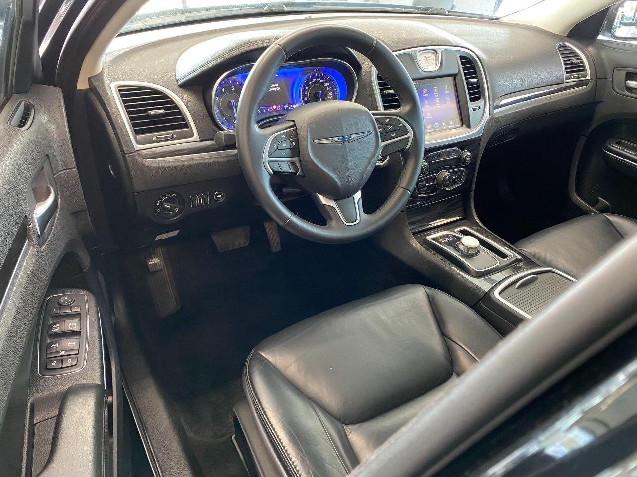 2016 Chrysler 300 Touring AWD+Roof+Leather+Camera+CLEAN CARFAX - Photo #17
