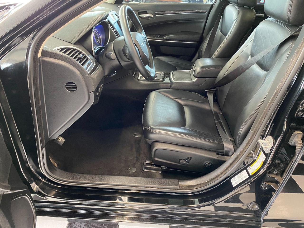 2016 Chrysler 300 Touring AWD+Roof+Leather+Camera+CLEAN CARFAX - Photo #18