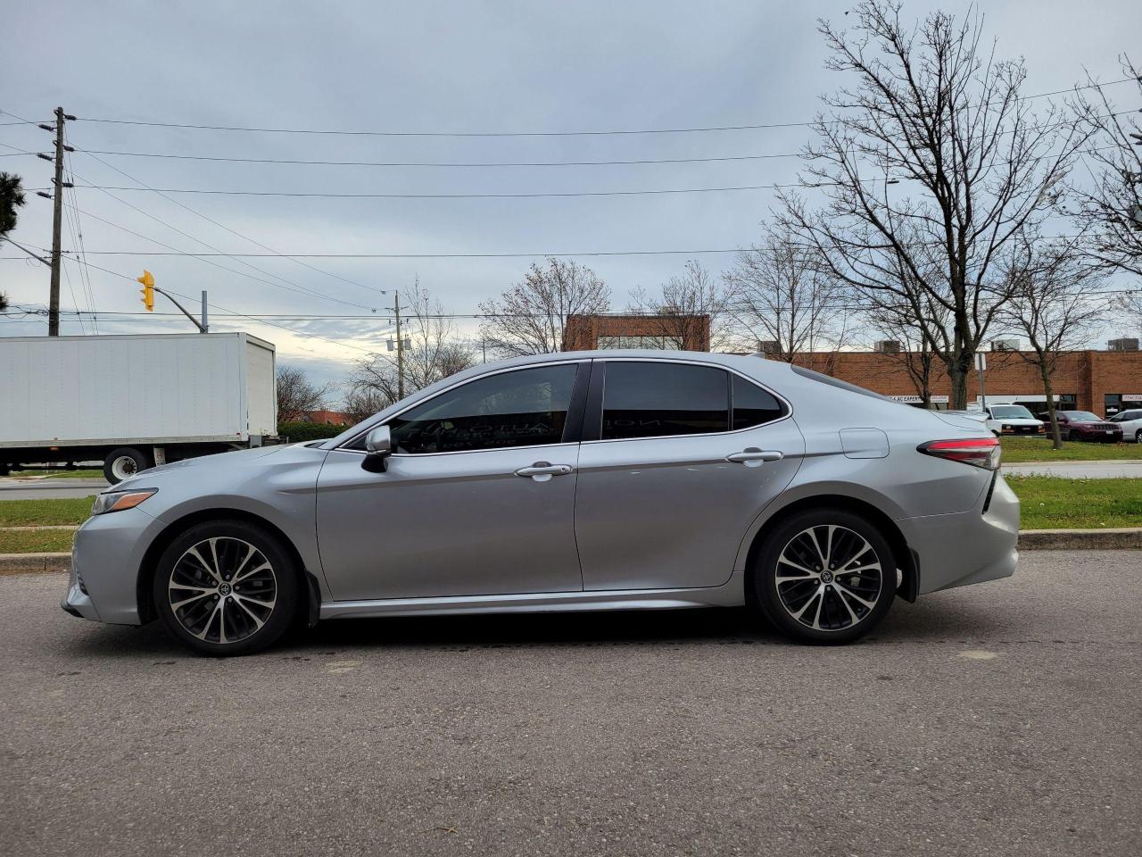 2019 Toyota Camry LE Photo2