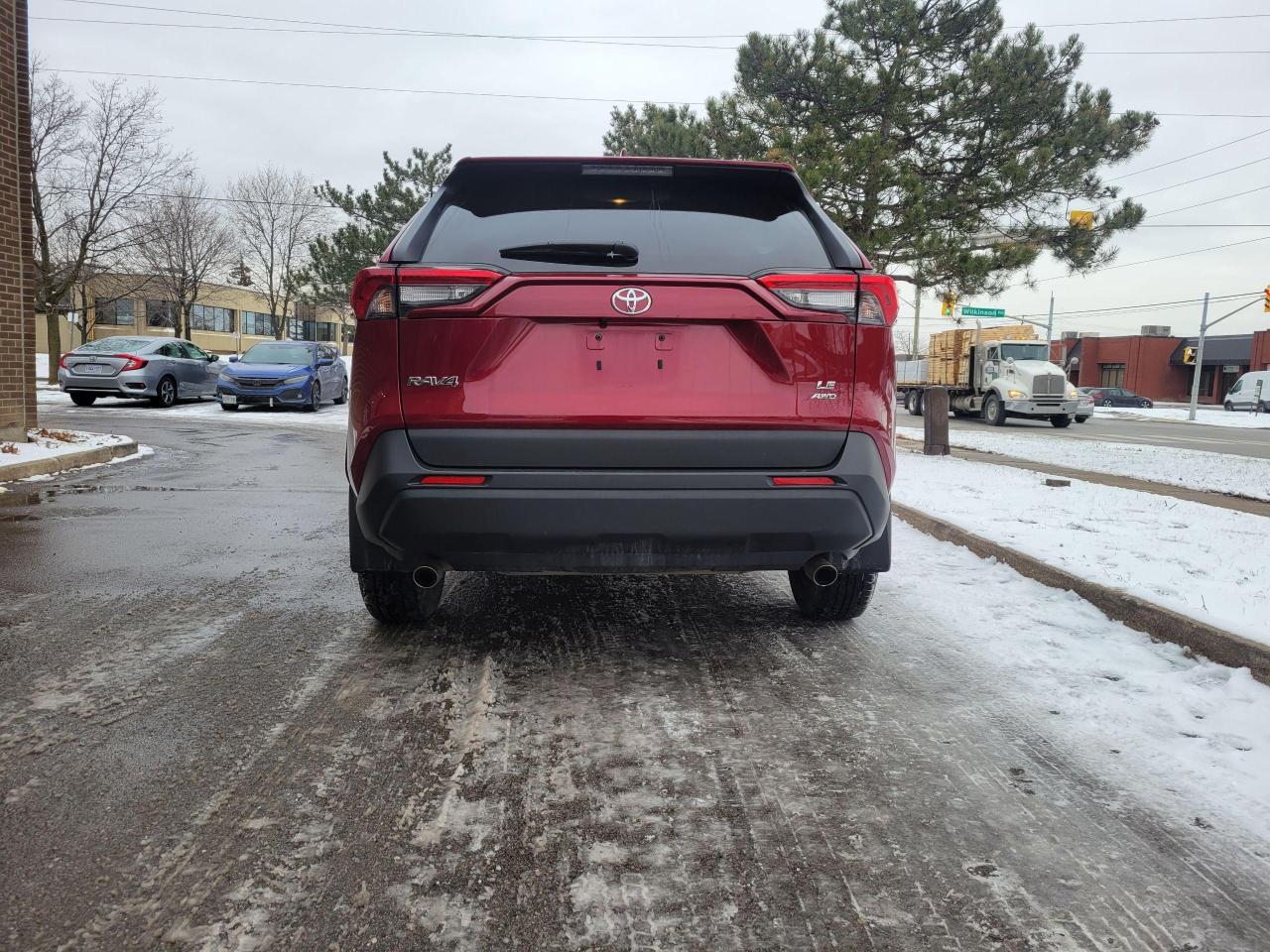 2020 Toyota RAV4 LE Photo4