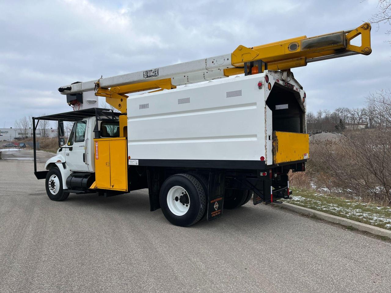 2005 International 4300 FORESTRY CHIPPER BUCKET TRUCK- DT466 - Photo #3