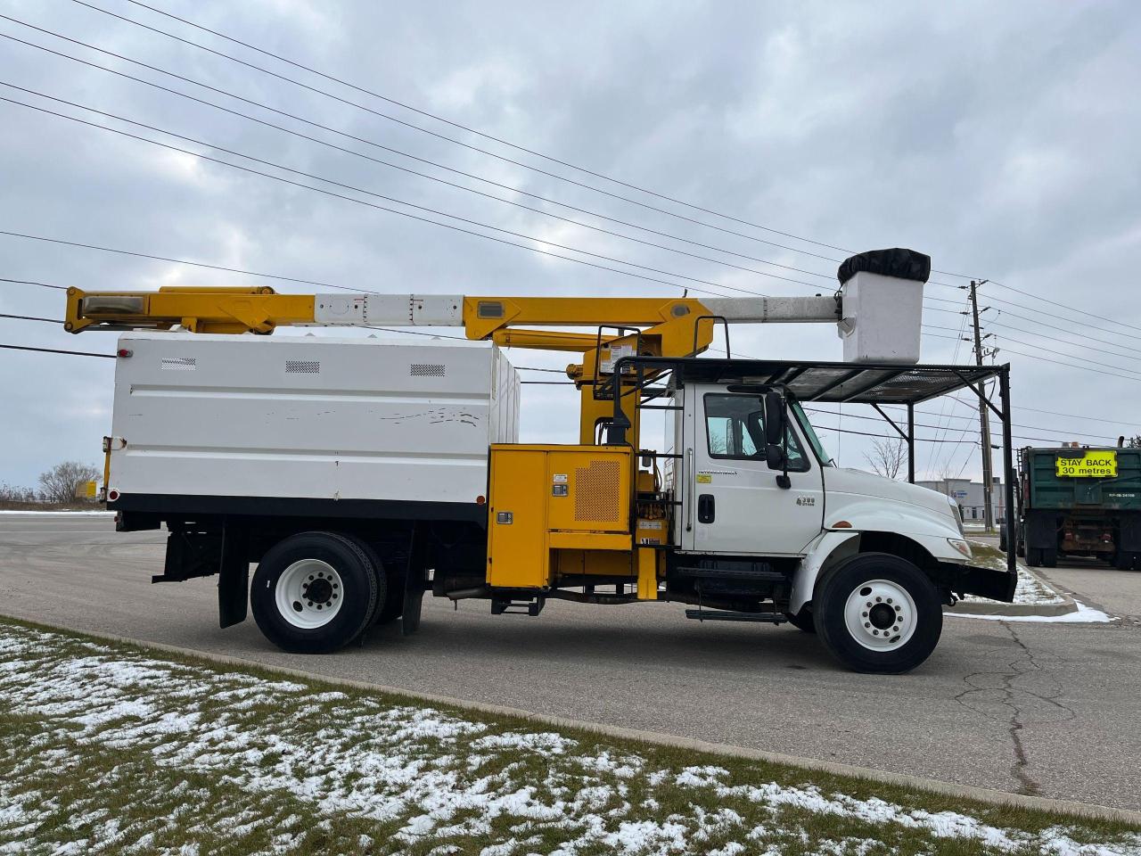 2005 International 4300 FORESTRY CHIPPER BUCKET TRUCK- DT466 - Photo #6