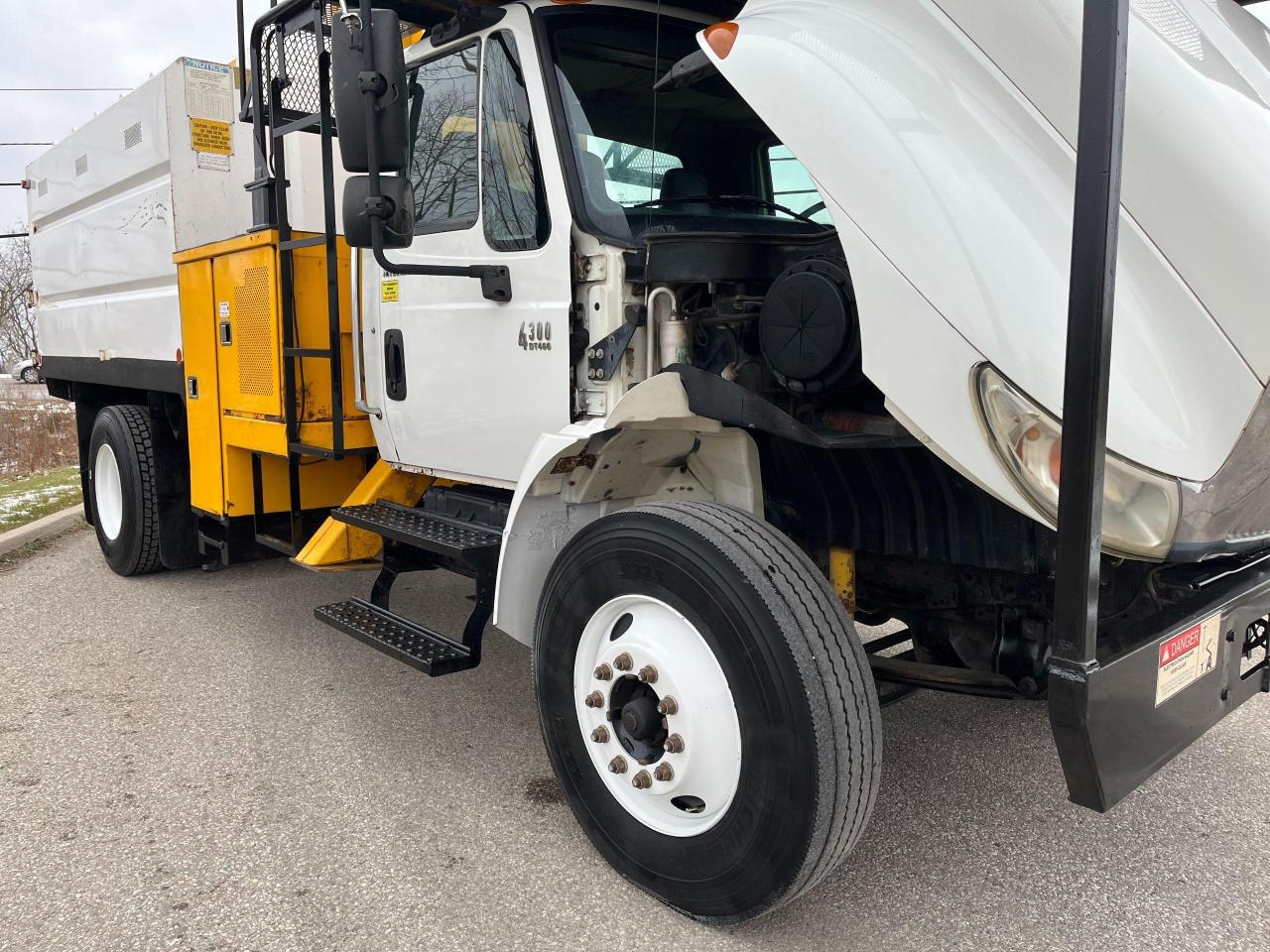 2005 International 4300 FORESTRY CHIPPER BUCKET TRUCK- DT466 - Photo #15